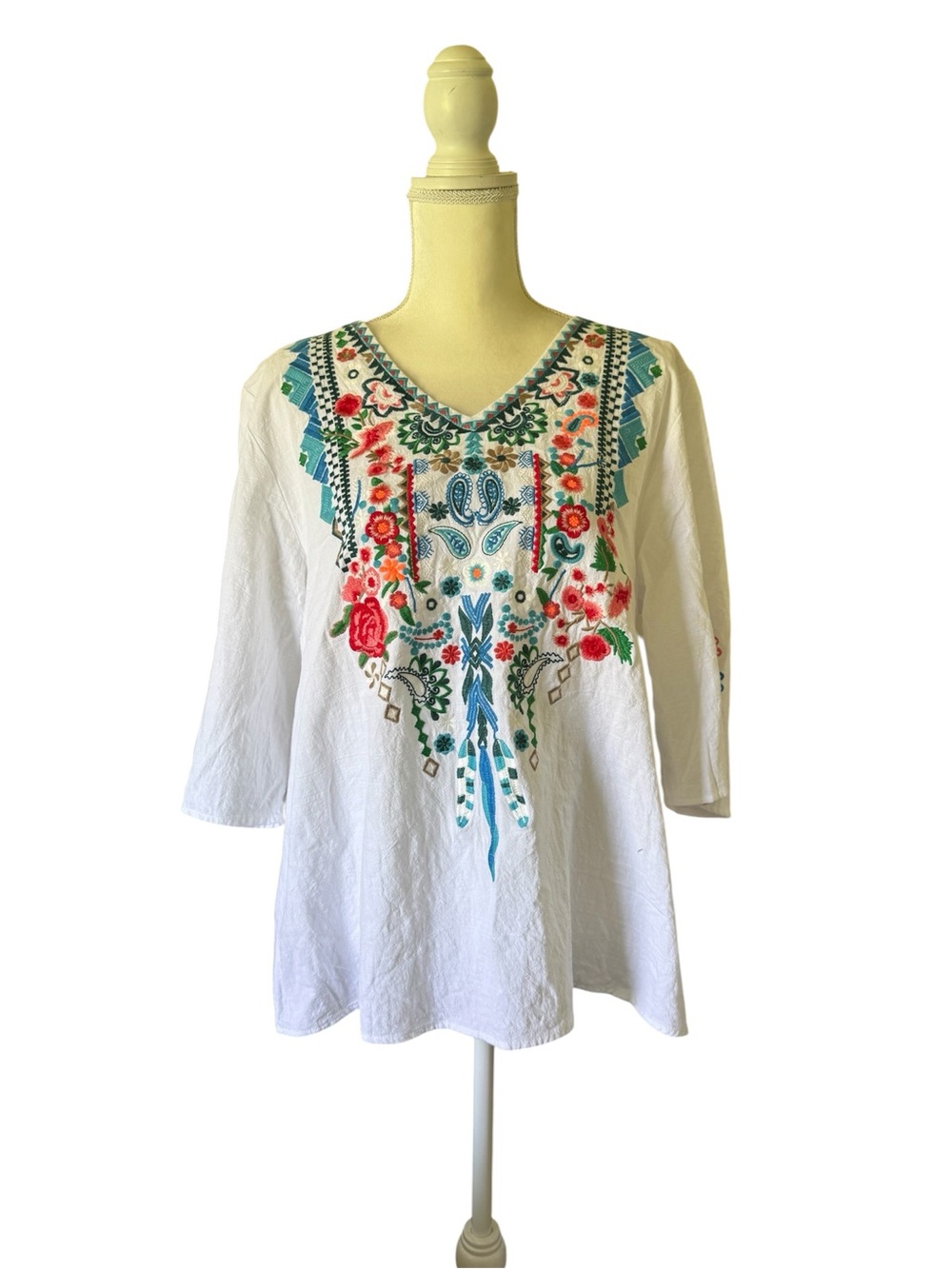 Yzxdorwj White Embroidered V-Neck Tunic with Multicolor Floral Motif